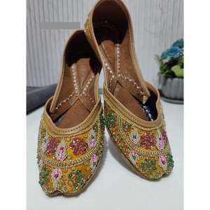 Chaussures en cuir traditionnelles brodées à la main pour femmes et filles, style Rajasthani, confort élevé, durables, tendance de la mode, vente en gros - Product Image 6