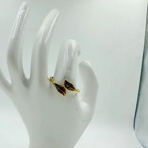 แหวนคลัสเตอร์ชุบทองดีไซน์เนอร์ที่ฐานโลหะทองเหลืองขัดเงาสวยงามยาวนาน - Product Image 1