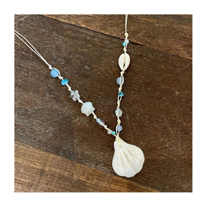 Collier en coquillage bohème avec coquillages naturels blancs et bruns idéal pour les tenues décontractées événements d'été faits à la main et de provenance éthique - Product Image 5