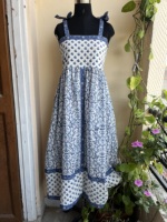 Vestido Vintage de Algodón 100% Tejido con Estampado Floral Blanco y Azul, Cuello Cuadrado, Decoración con Borlas, Tirantes Ajustables Bordados