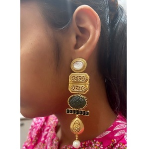 Boucles d'oreilles Jhumkas élégantes en argent plaqué, finition antique, style classique, avec perles Kundan, pour femmes, pour mariage et fêtes - Product Image 1