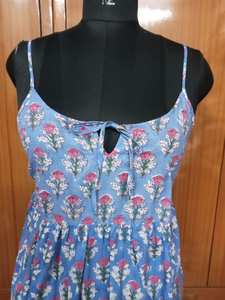 Robe imprimée en coton indien à bretelles réglables, longueur midi, tenue de soirée d'été, robe tissée écologique avec impression numérique de poche - Product Image 5