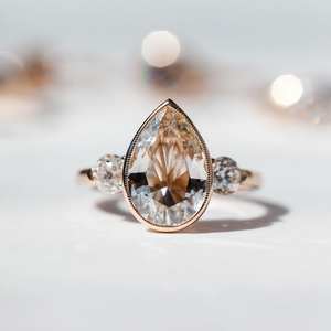 8x12mm poire coupe Moissanite trois pierres bague de lunette | Bague de fiançailles en or rose | Bijoux fins personnalisé argent or OEM - Product Image 1