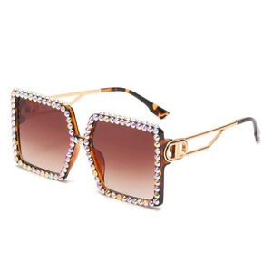 ATTIRANT L'ATTENTION ; magnifiques lunettes de soleil qui s'adaptent parfaitement aux tenues western, streetwear et de soirée fusion - Product Image 4