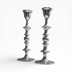 Porte-bougie décoratif élégant et haut en argent avec un profil sculpté lisse pour les intérieurs de luxe - Product Image 3