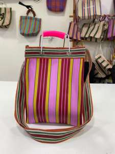 Elegante bolsa de mercado impermeable a rayas ecológica hecha de nailon reciclado con dos opciones de transporte y Asa de metal resistente - Product Image 3