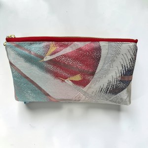 Pochette de rangement longue en tissu, idéale pour les voyages, fabriquée à partir de rubans Obi (ceintures de kimono) recyclés - Product Image 2