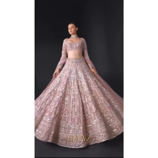 Filet de qualité supérieure orné d'une belle broderie de fil et d'un travail de séquence lourde Lehenga