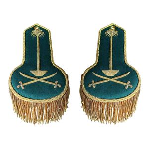 Arabia Saudita con flecos de cordón dorado, hombreras rojas y amarillas con bordado de flecos de hilo dorado. - Product Image 1