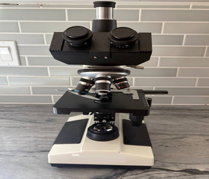 Microscopio compuesto trinocular digital de laboratorio de tamaño completo 40X-2500X con LED - Product Image 1