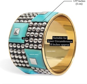 Brazalete de latón ligero hecho a mano, cuentas piramidales de resina azul cielo, detalles de tuerca de latón dorado, ancho de banda de 1,5 pulgadas elegante - Product Image 3