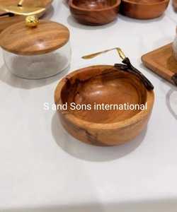 ชามเสิร์ฟผลไม้สไตล์อินเทรนด์ทำจากโลหะตกแต่งสวยงามโดย S และ Sons จากต่างประเทศ - Product Image 2