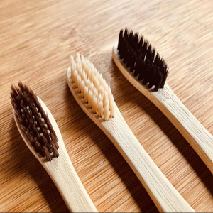 Brosse à dents de voyage en bambou écologique de vente chaude pour adultes conception Unique biodégradable infusée de charbon de bois durable naturel - Product Image 1