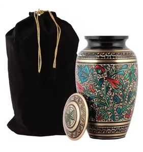 Urne en métal de style américain exquis pour les cendres magnifiquement gravée avec dignité et souvenir dans une qualité durable - Product Image 1