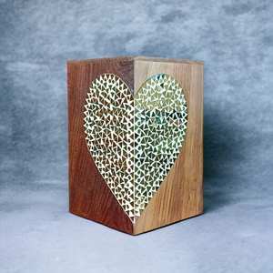Crémation en bois artisanale belle urne pour cendres humaines grand demi-coeur Lippan Art Design urnes pour cendres humaines - Product Image 5