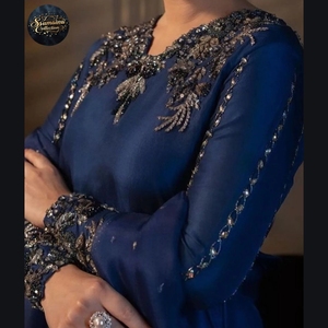 Anarkali ชุดปาร์ตี้ที่ออกแบบอย่างพิถีพิถันความสวยงามแบบศูนย์รวมที่หรูหราสำหรับโอกาสพิเศษงานปักที่สลับซับซ้อน - Product Image 1