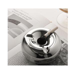 Cendrier en métal moderne conçu pour la résistance et le style, parfait pour la fumée en intérieur et en extérieur, placement sur table - Product Image 4