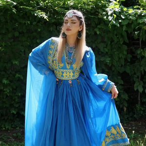 Robe traditionnelle afghane bleu ciel élégante avec broderie dorée, tissu fluide et séance photo ethnique en extérieur - Product Image 2