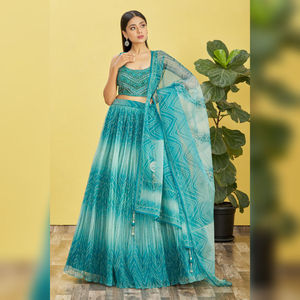 Ensemble Lehenga Choli entièrement cousu Ensemble prêt-à-porter de créateur pour femmes avec travaux lourds - Product Image 1