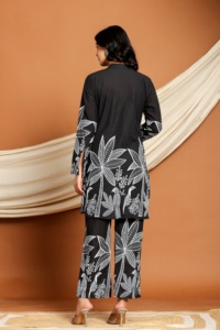 ชุดเสื้อผ้าสองชิ้นลำลองพิมพ์ลายดอกไม้สีแดงของผู้หญิงผ้าแคนวาสแบบมีกระดุมตกแต่งเสื้อผ้าวันหยุดสไตล์ตะวันตก-ขายส่ง - Product Image 4