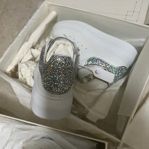 Chaussures en gros pour hommes, chaussures de créateur originales de luxe, chaussures décontractées en cuir unisexe, chaussures de marche épaisses pour femmes et hommes - Product Image 1