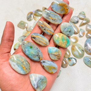 Cabochon d'opale péruvienne naturelle de meilleure qualité pierre précieuse verte pour la décoration intérieure bijoux forme mixte pierres précieuses en vrac - Product Image 1