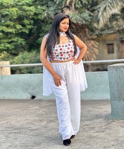 Vêtements de fête avec un beau design de vêtement brodé Idéal pour les femmes élégantes à la recherche d'une mode moderne et modeste - Product Image 6