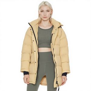 Veste matelassée à capuche pour femme avec cordon de serrage réglable, manteau matelassé oversize pour femme avec look streetwear - Product Image 1