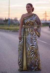 Lo último en caftán estilo Sari de manga lateral con tela estampada y cinturón - Product Image 1