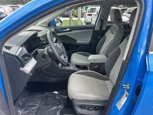 Propre utilisé bleu 2023 Volkswagen Taos SE FWD avec jantes en alliage Sièges en cuir Système de navigation Sièges chauffants Toit ouvrant à démarrage à distance - Product Image 6