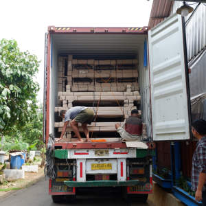 Cadre de lit traîneau en teck naturel avec panneaux de bois incurvés élégants - Product Image 6