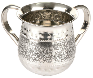 Nuevo diseño, taza de acero inoxidable al precio más bajo, diseño floral martillado, juego de baño con calentador, taza de acero, fabricación india. - Product Image 1