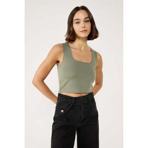 Blusa Informal de Malla Elástica de Viscosa, Top Esencial con Logotipo Frontal, Cuello en V, Sin Mangas y Hombros Descubiertos - Product Image 1