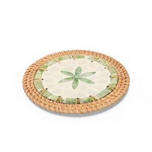 Salvamantel Ecológico de Estilo Bohemio con Madreperla y Ratán Tejido a Mano para Uso Diario y Decoración Natural de Mesa, de Vietnam - Product Image 1