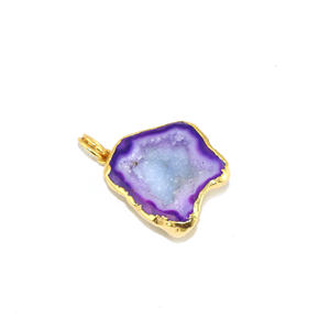Pendentif en laiton plaqué or 22 carats de forme irrégulière en géode druzy classique, bijoux à la mode pour femmes, vente en gros - Product Image 2
