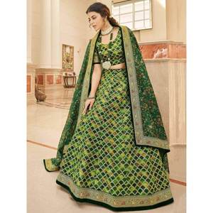 Lehenga Choli en soie artificielle pour fiançailles avec des paillettes vertes inhabituelles, robes de bal - Product Image 1