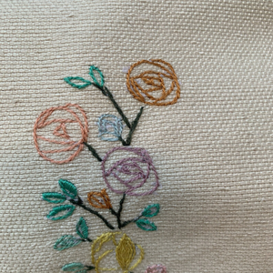 กระเป๋าผ้าลินินปักมือพร้อมเย็บปักถักร้อยกระเป๋าเป้สะพายหลังผ้าลินินสีต่าง ๆ ผ้าลินินนุ่ม 100% OEM ผลิตในเวียดนาม - Product Image 5