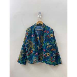 Chaqueta Estampada de Terciopelo Azul Cobalto Sostenible Talla Grande/XL, Ropa de Verano Jungle Court's con Motivos Botánicos de Monos, Teñida y Procesada - Product Image 6