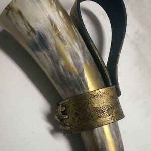 Tasse en céramique artisanale de corne à boire Viking pour hydromel et bière pour les fêtes de Noël et les acclamations des fêtes - Product Image 1