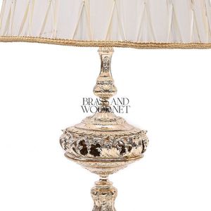 Elegante lámpara de mesa de latón plateado con pantalla plisada clásica Acento de iluminación decorativo hecho a mano de lujo - Product Image 3
