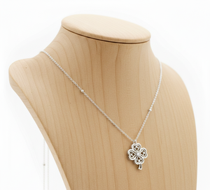 Collar con Colgante de Trébol Minimalista Moderno de Rudra Gems, Chapado en Oro de 14K, Cadena de Plata de Ley, Unisex, Regalo para Navidad - Product Image 1