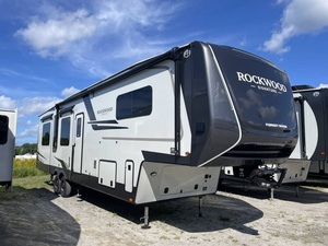 ราคาที่สมบูรณ์แบบสำหรับรถบ้านมือสอง ปี 2027 Forest River-Rock wood Signature 404SRK - Product Image 3