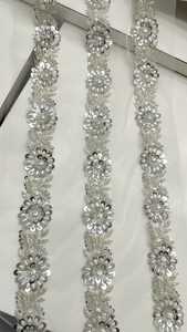 Rubans et lacets brodés à la main sur mesure dans des motifs floraux et en dix couleurs pour robes de mariée de 1.75 pouces de largeur. - Product Image 5