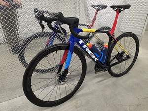 Vélo de course Trek Madone SLR 9 axs Gen 8 authentique avec fourche en acier et système de freinage par câble NEUF EN STOCK À VENDRE - Product Image 4