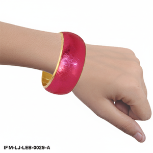 Bracelet large en cuir gaufré effet peau de serpent rose vif fait main avec garniture en laiton doré, bijou de déclaration vibrant pour femme - Product Image 4