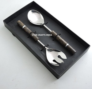 Couverts à salade en acier inoxydable avec manche en bois Ensemble cuillère et fourchette pour salade en métal doré au design exclusif - Product Image 2