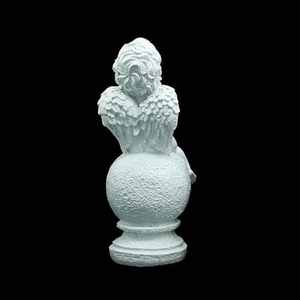 Estatua decorativa clásica para estante o mesa, figura de ángel querubín blanco sentado sobre una esfera texturada. - Product Image 5