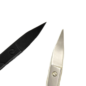 Ciseaux à cuticules ergonomiques en acier inoxydable, design incurvé mini, qualité salon, pour une coupe nette et lisse des cuticules. - Product Image 3