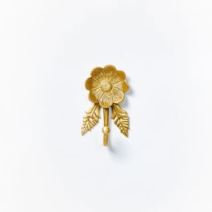 Ganchos de pared de latón de estilo vintage que añaden encanto de época a las decoraciones de paredes interiores en diseños de hogar clásicos. - Product Image 1