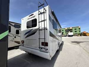 Autocaravana Usada T-h-o-r V-e-g-a-s 24.1 2024, Ajustable, Tipo Cruiser, con Techo Elevable, Euro 6, para 4-6 Personas, con Cocina y Aire Acondicionado - Product Image 2